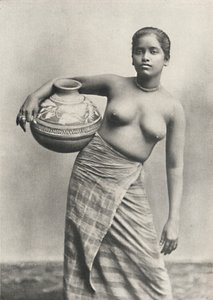 Singhalesin des Pays-Bas sans le vêtement supérieur habituel, 1926 - Unbekannt