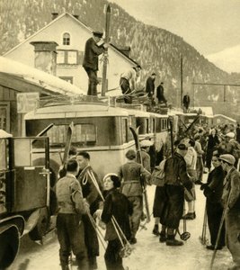 Skieurs arrivant à St Anton am Arlberg, Autriche, vers 1935