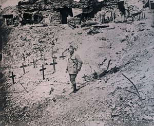 Soldat parmi des croix en bois