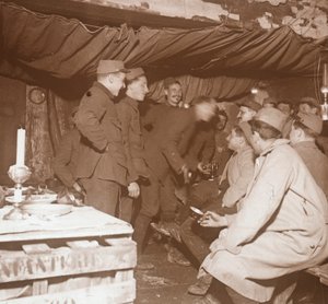 Soldats dans un abri, Genicourt, nord de la France, vers 1914-1918