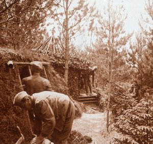 Soldats dans des abris couverts de terre, Genicourt, nord de la France