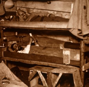 Soldats dans des couchettes en bois, vers 1914-1918