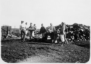 Soldats de la Légion étrangère française empilant des bûches, Syrie, 20ème siècle - Unbekannt