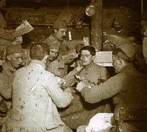 Soldats jouant à la Manille [jeu de cartes] dans les tranchées, vers 1914-1918