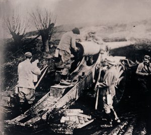 Soldats avec artillerie lourde, vers 1914-1918