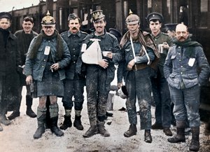 Quelques blessés joyeux des combats de Neuve Chapelle, portant des casques allemands capturés, 1915 - Unbekannt