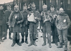 Quelques blessés joyeux des combats de Neuve-Chapelle, portant des casques allemands capturés, 1915