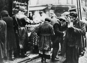 Soupe populaire pour les nécessiteux, les Halles, Paris occupé par les Allemands, février 1941