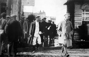 Le leader soviétique Joseph Staline escorté par des agents secrets du GRU