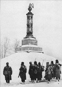 Soldats soviétiques au monument aux héros de la guerre de 1812 dans le village de Tarutino Kaluga