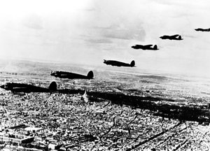 Escadron de bombardiers allemands Heinkel He 111 survolant Paris occupé, juillet 1940