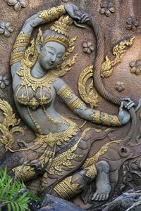 Statue de la déesse Phra Mae Thorani, déesse de la Terre, protectrice de Bouddha. Wat Inpeng. Vientiane, Laos