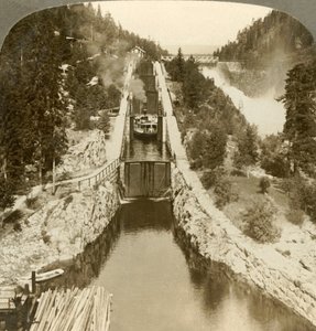 Bateau à vapeur gravissant une colline à côté de la cascade de Vrang, par écluses à Bandak-Nordsjo, Norvège, vers 1905