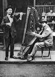 Musiciens de rue, Londres, 1926-1927