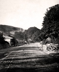 Rue à travers une vallée à Hastings, Sussex, début du 20e siècle
