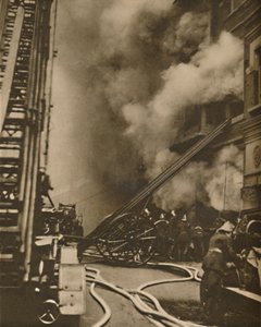 Maîtriser un incendie dans une rue étroite de la ville, vers 1935 - Unbekannt