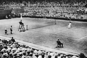 Suzanne Lenglen jouant contre Miss McKane, Wimbledon, Londres, 1926-1927