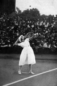 Suzanne Lenglen remportant son premier championnat à Wimbledon, 1919, 1930