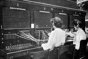Opérateurs de standard téléphonique au travail, début du 20e siècle