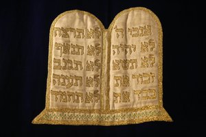 Tables de la loi brodées dans la synagogue Stadttempel - Unbekannt