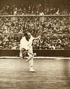 Match de tennis sur le court central à Wimbledon, vers les années 1930, 1935