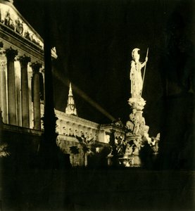 Le bâtiment du Parlement autrichien de nuit, Vienne, Autriche, vers 1935