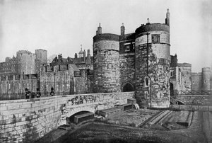 La tour Byward et la cour extérieure, Tour de Londres, 20ème siècle