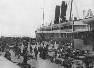 Le corps expéditionnaire des Dardanelles se met en route : Un transport en chargement à Alexandrie, 1915 - Unbekannt