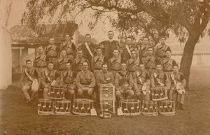 Les Tambours et Clairons du Premier Bataillon, Le Régiment Royal West Kent. Poona, Inde