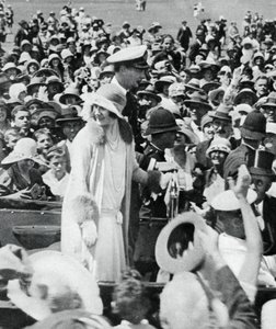 Le duc et la duchesse assaillis par la foule à Auckland, 1927, 1937