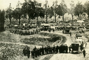 Les Allemands arrêtent des civils à Visé en Belgique, août 1914, vers 1920