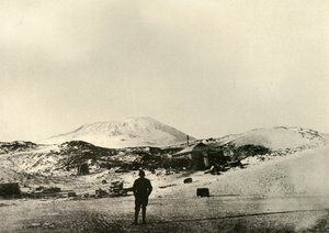 La cabane, avec le mont Erebus en arrière-plan, en automne, 1908, 1909 - Unbekannt