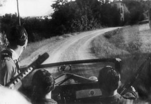 Le mouvement de résistance italien : partisans armés sur une jeep, Langhe, Piémont, Italie - Unbekannt