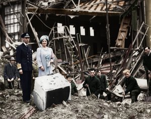 Le roi et la reine inspectent les dégâts des bombes, Buckingham Palace, Londres, Seconde Guerre mondiale