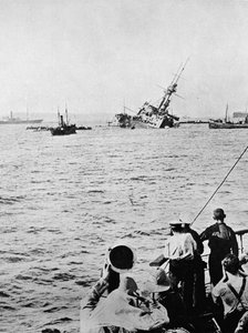Le Majestic coulant après avoir été torpillé par un sous-marin ennemi, 1915