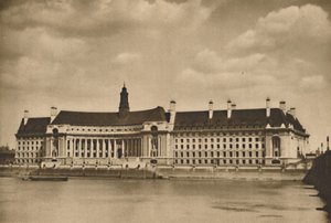 Le nouveau palais sur la Tamise qui est le siège du Conseil du comté de Londres, vers 1935