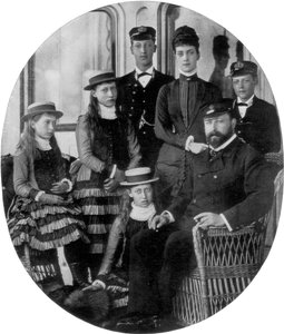 Le prince et la princesse de Galles avec leur famille à bord du yacht royal, 19e siècle