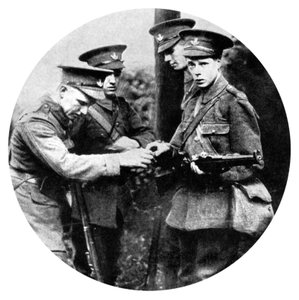 Le Prince de Galles chargeant un fusil dans les Grenadiers, Première Guerre mondiale