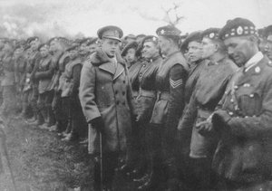 Le Prince de Galles parlant à un soldat britannique au front, Première Guerre mondiale, vers 1914-1918