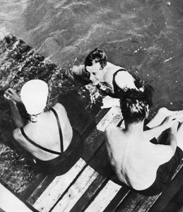 Le Prince de Galles avec des amis sur un radeau, la Riviera, années 1930