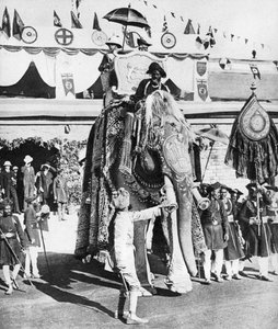 Le prince de Galles avec le maharajah de Gwalior lors de sa tournée en Inde, 1921