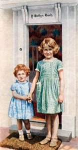 Les princesses Elizabeth et Margaret Rose à la porte de la Petite Maison, 1933