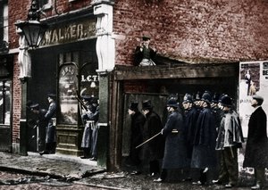 Le siège de Sidney Street, Whitechapel, Londres, 1911, 1935