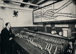 Le poste de signalisation à une jonction de chemin de fer souterrain, 1926