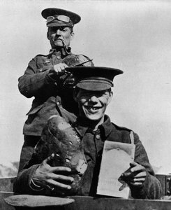 Le soldat et ses rations : Une photographie prise dans l