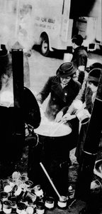 Le W.V.S. a fait de nombreux travaux. Voici une femme du W.V.S. gérant une cuisine de campagne, vers 1941-1942
