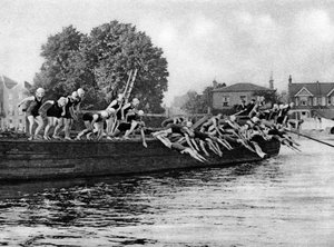 La course annuelle de natation des dames de Kew à Putney, Londres, 1926-1927