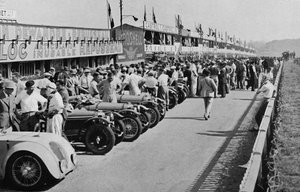Les stands animés : avant le départ de la course de 24 heures du Mans, 1937 - Unbekannt