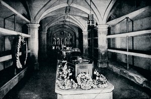 La crypte sous le chœur de la chapelle Saint-Georges, château de Windsor, 1910-1911 - Unbekannt
