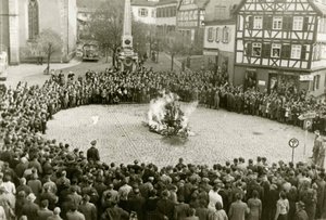 Les meubles et objets rituels de la synagogue de Mosbach sur la place de la ville le 10 novembre
